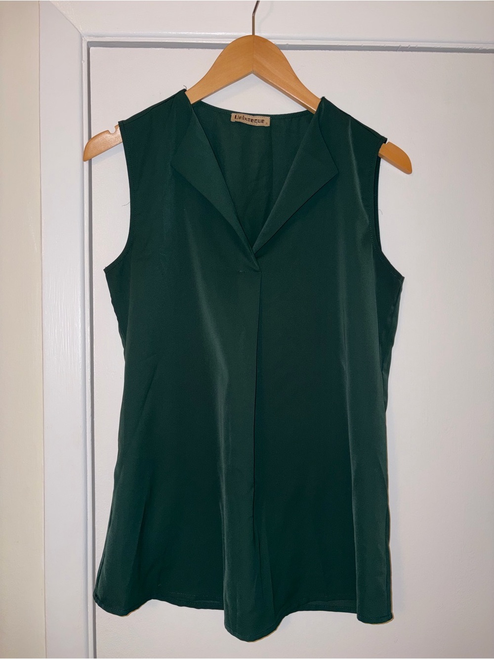 Sleeveless V-Neck Collared Camisole in Deep Green